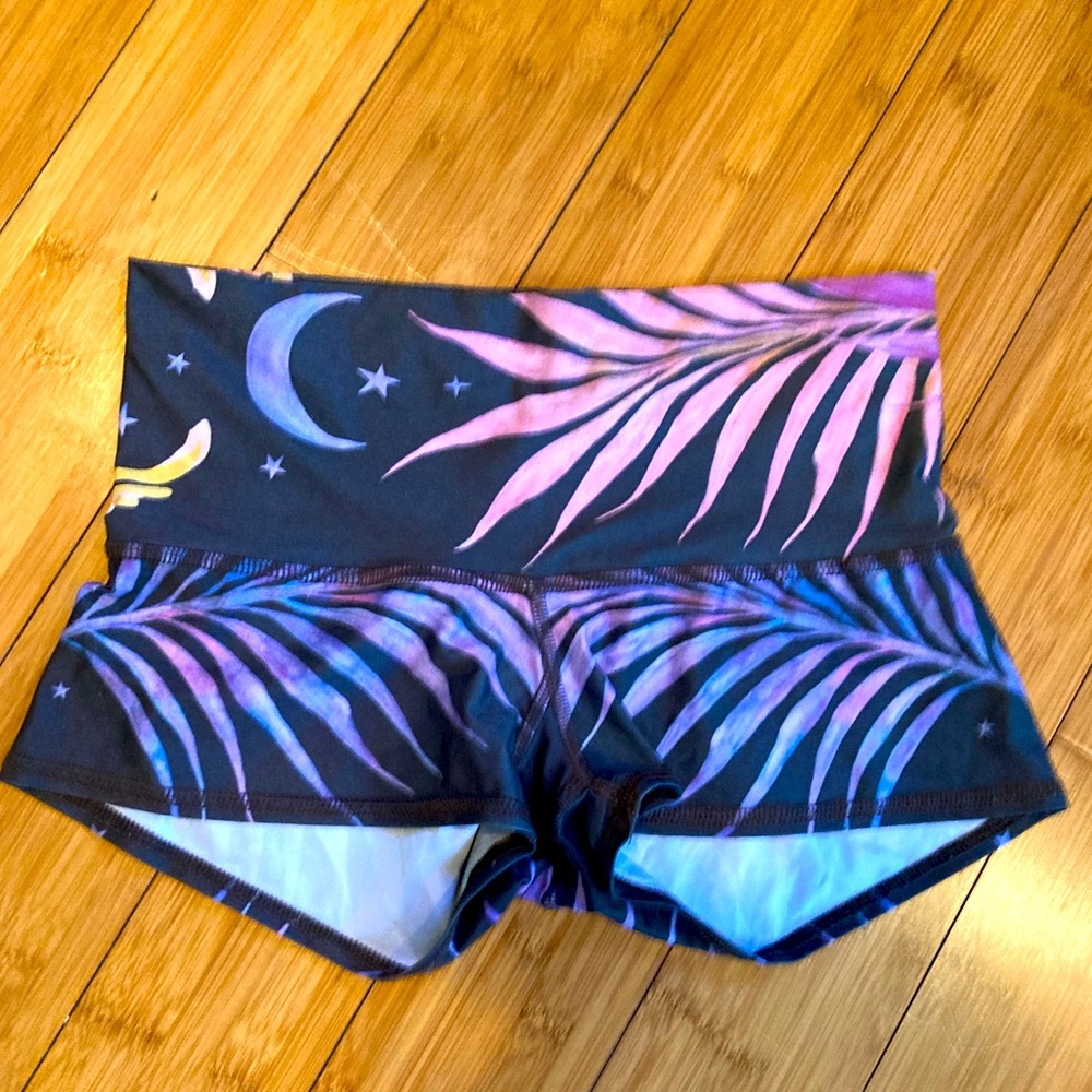 Teeki shorts, small